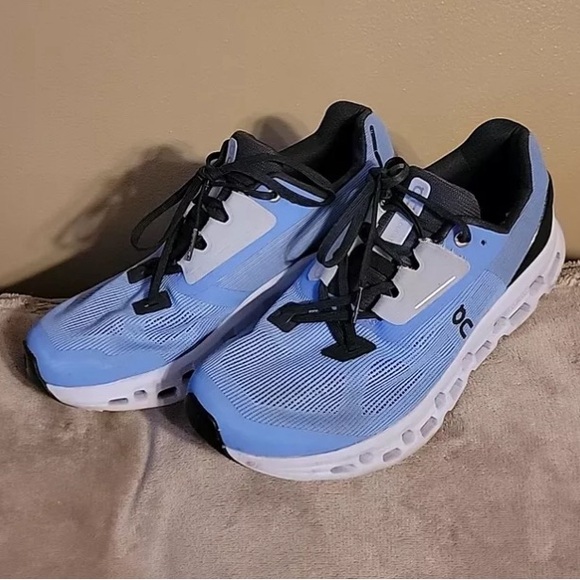 Elevate your active lifestyle with these On Cloudstratus - Picture 4 of 7